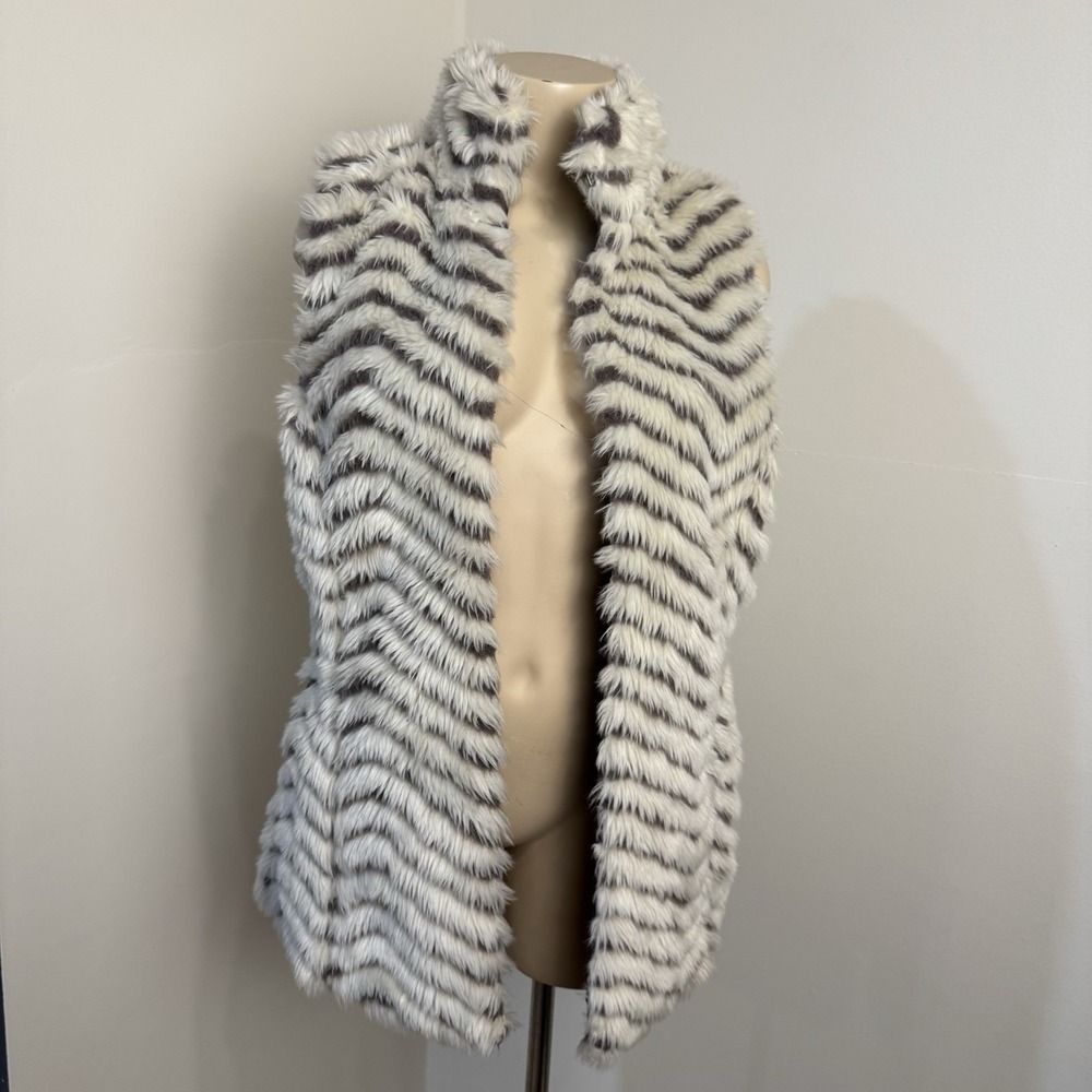 Faux Fur Vest White Gray M/L Sleeveless Chevron‎ Mob Wife Tall Girl Friendly
